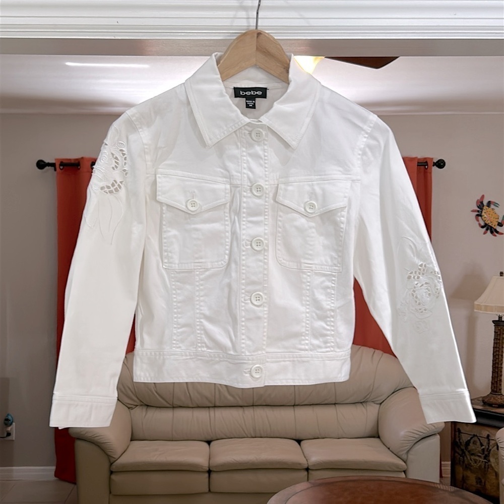 Vintage Y2K Bebe Women’s White Cropped Eyelet 3/4 Length Sleeve Jacket Size M